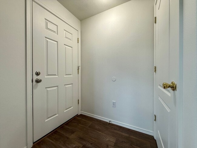 Building Photo - SCHEDULE A TOUR TO VIEW THIS NEWLY UPDATED TOWNHOME IN REDMOND!!