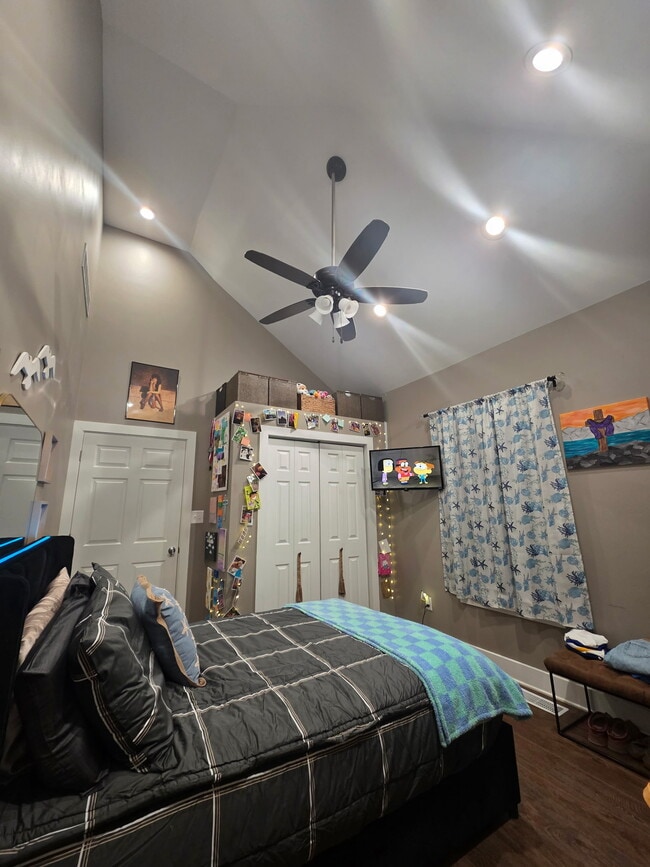 Building Photo - 329 N School Ave