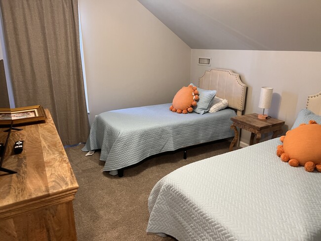 Building Photo - 828 N Maple St