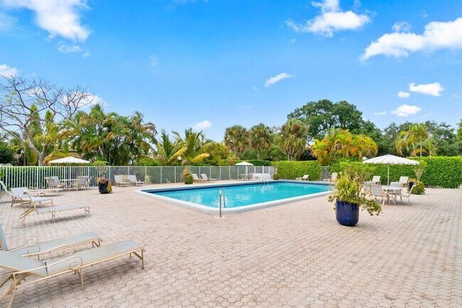 Building Photo - 2700 S Oakland Forest Dr