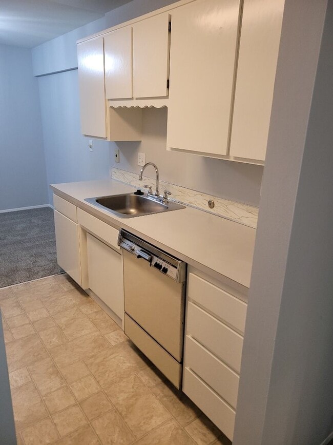 Building Photo - 2 Bed 1.5 Bath Condo Downtown Bellevue
