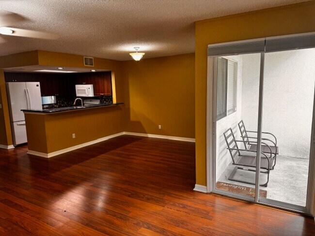 Building Photo - Luxury 3 bedroom 2 bathroom townhome avail...