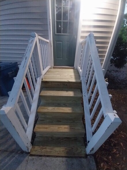 Building Photo - 630 Varsity Dr