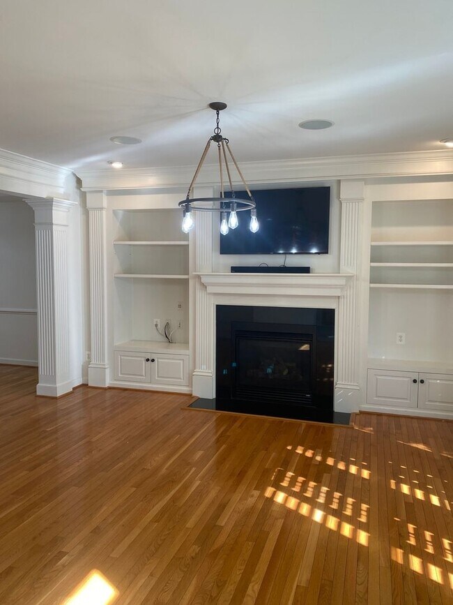 Building Photo - 3 Bedroom Townhome in Sterling, with a large complete loft on top floor