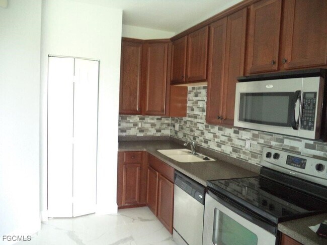 Building Photo - 2447 Laurentina Ln