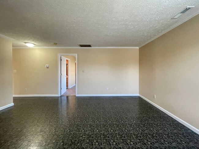 Building Photo - Near Local Shops and Restaurants