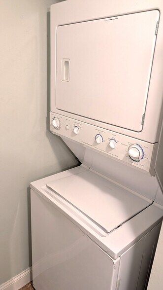 Building Photo - 1109 S Walnut St