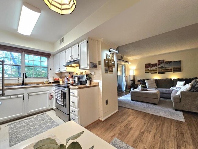 Building Photo - 7758 New Providence Dr
