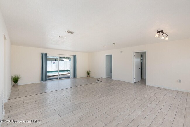 Building Photo - 705 3rd Ave
