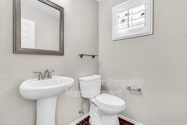 Building Photo - 2544 E Vermont Dr