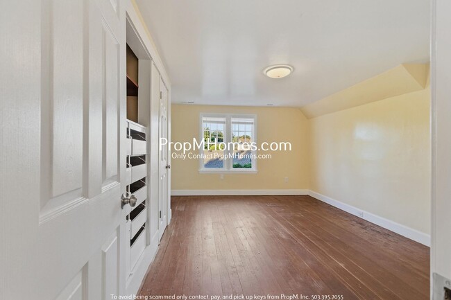Building Photo - Discover Architectural Charm with this 3 Bedroom Estate!
