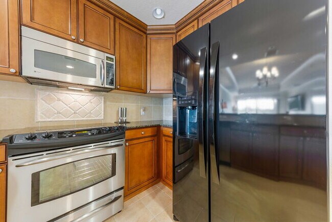 Building Photo - Golf Course View Condo