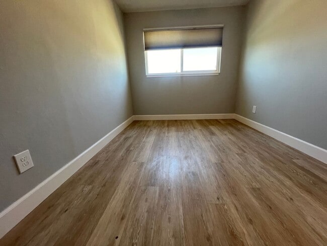 Building Photo - 2 Bed 1 Bath, 1 Car garage and W/D Hookups!