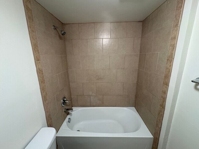 Building Photo - Newly Updated - Spacious 5 Bed 2 Bath Home