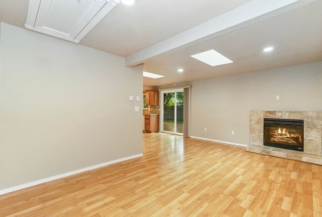 Building Photo - Kirkland Rambler for rent! Contact Jennifer for a showing 4252238096