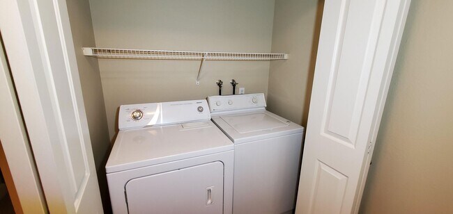 Building Photo - Spacious 2 Bed 1.5 Bath In Old Town Issaquah!