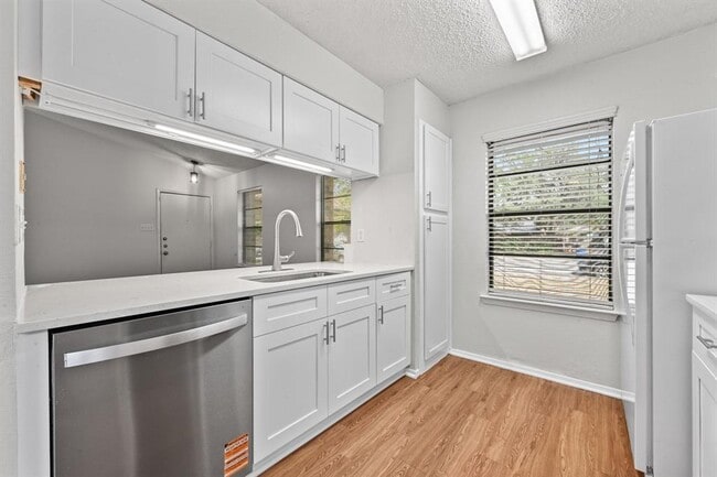 Building Photo - 2409 Berkett Dr