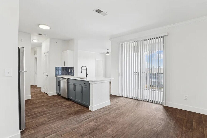 Building Photo - 7301 Oakmont Blvd