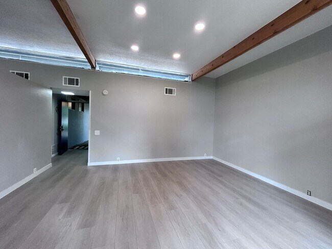 Building Photo - Three Bedroom Two Bathroom Home with Den/Home Office