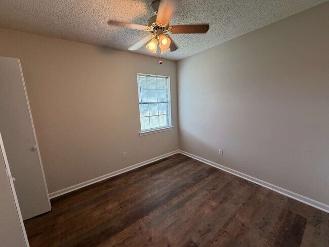 Building Photo - 2312 Creekwood Dr