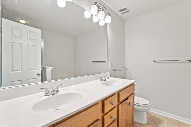 Building Photo - Spacious End Unit Townhome!