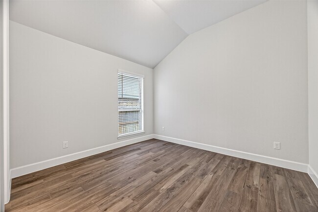 Building Photo - 302 Sky Top Dr