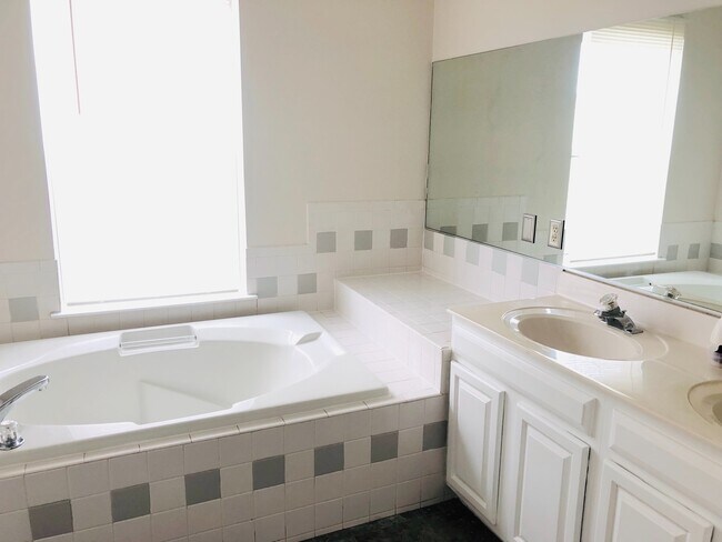 Building Photo - STAFFORD TOWNHOUSE - HANDY TO QUANTICO, SH...