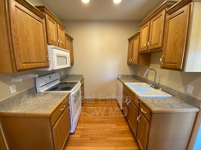 Building Photo - 5591 N 17th St