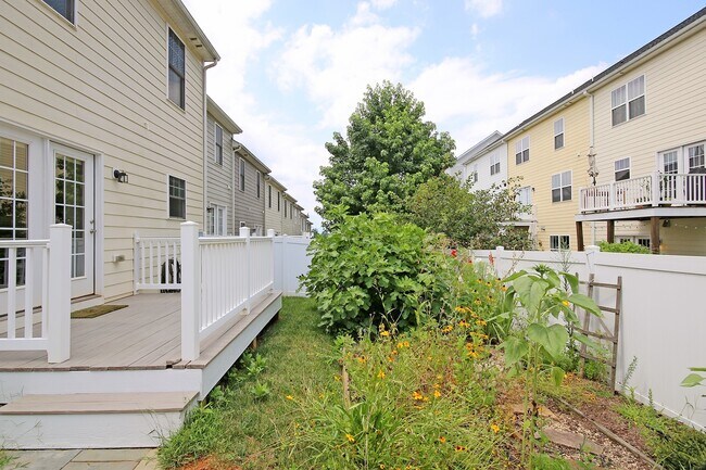 Building Photo - Spacious End-Unit Pantops Townhome