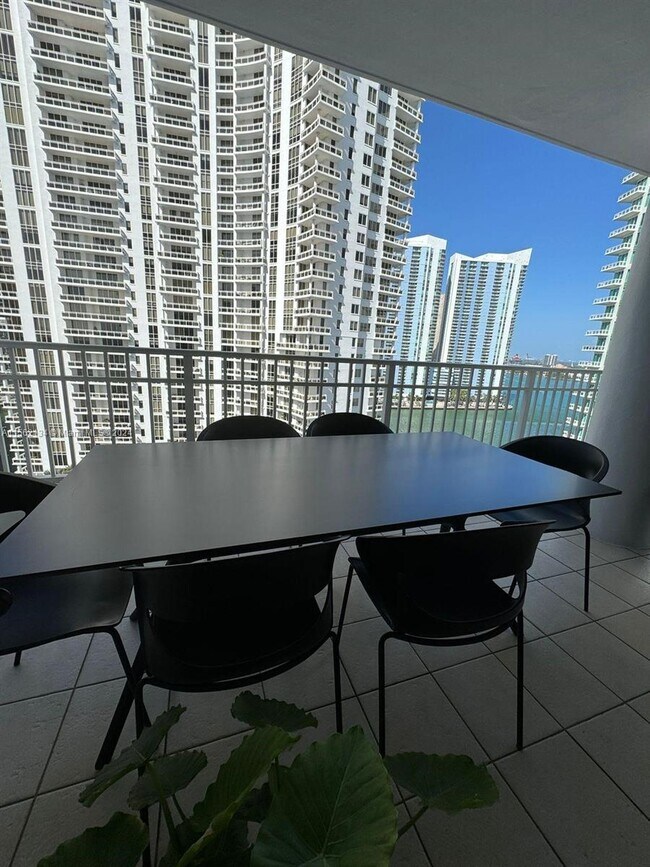 Building Photo - 801 Brickell Key Blvd