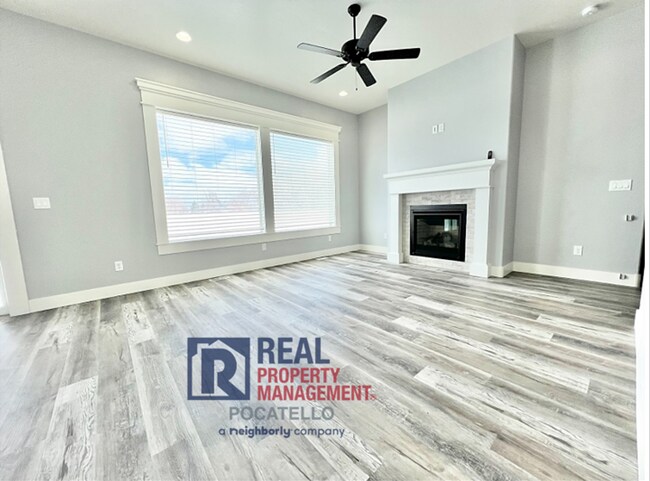 Building Photo - "AMAZING NEW HOME FOR RENT" 3 Bed 2 Bath - 2 Car Garage