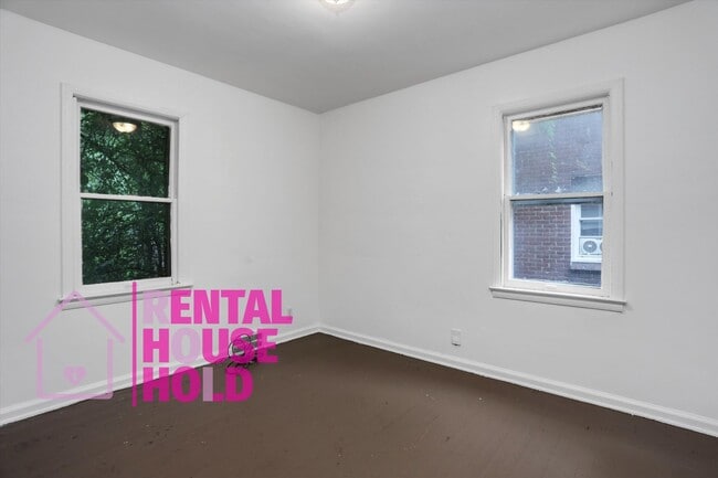 Building Photo - Summer Special~ 3 BEDROOM 1 BATH BUNGALOW ...