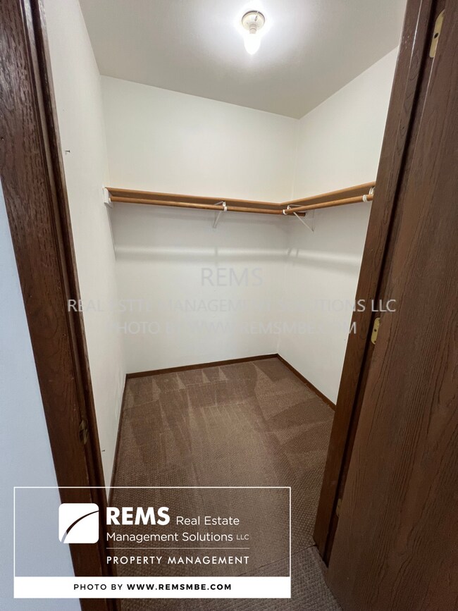 Building Photo - 544 E Slifer St
