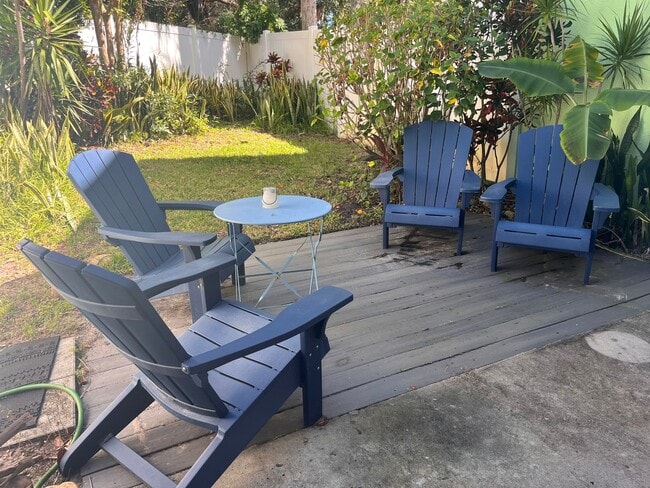 Building Photo - Furnished Beachside Townhome 2 bedroom/ 1.5 bath Dog Friendly Walk to beach