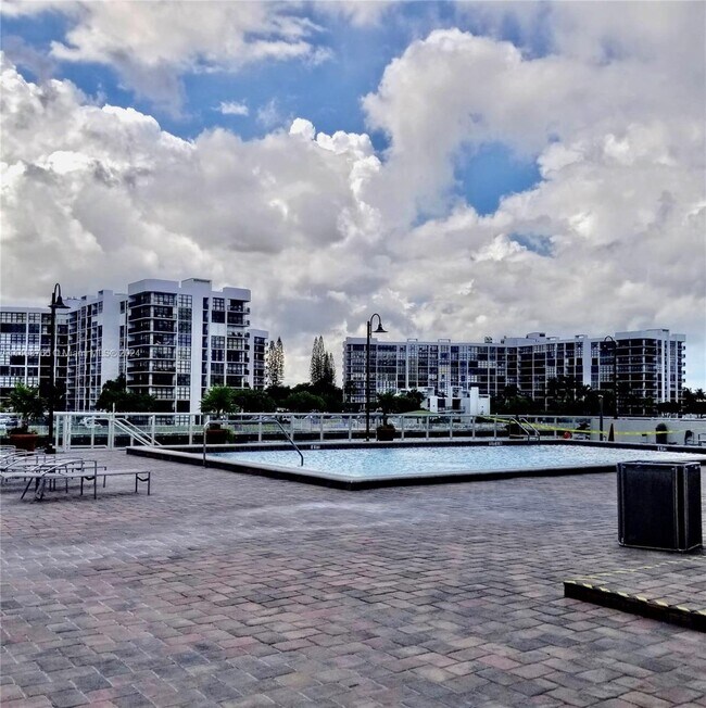 Building Photo - 3000 S Ocean Dr
