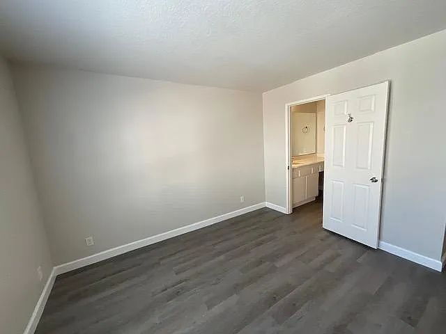 Building Photo - Updated Canyon Country Condo in Gated Community