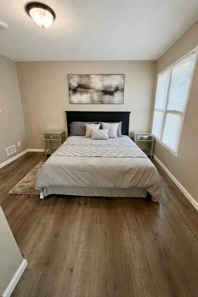 Building Photo - 12763 Cloverlawn Ave