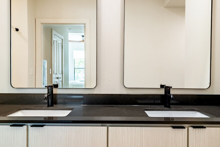 Building Photo - 2137 Pelham Dr