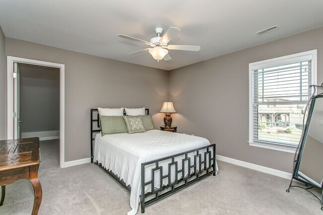 Building Photo - 4 Bedroom, 3 Bath Home w/ 2 Car Garage