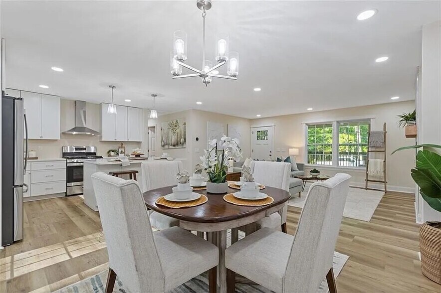 Building Photo - Room in House on Bay Leaf Dr SE