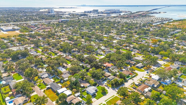 Building Photo - 4420 W Fair Oaks Ave