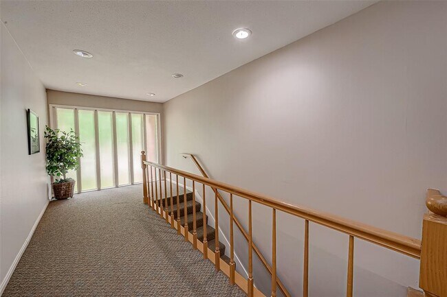 Building Photo - 642 S Ripple Creek Dr