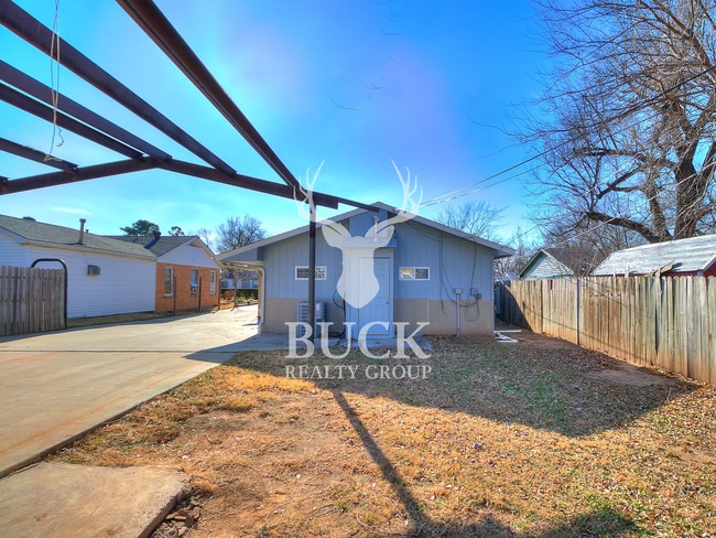Building Photo - 211 E Harmon Dr