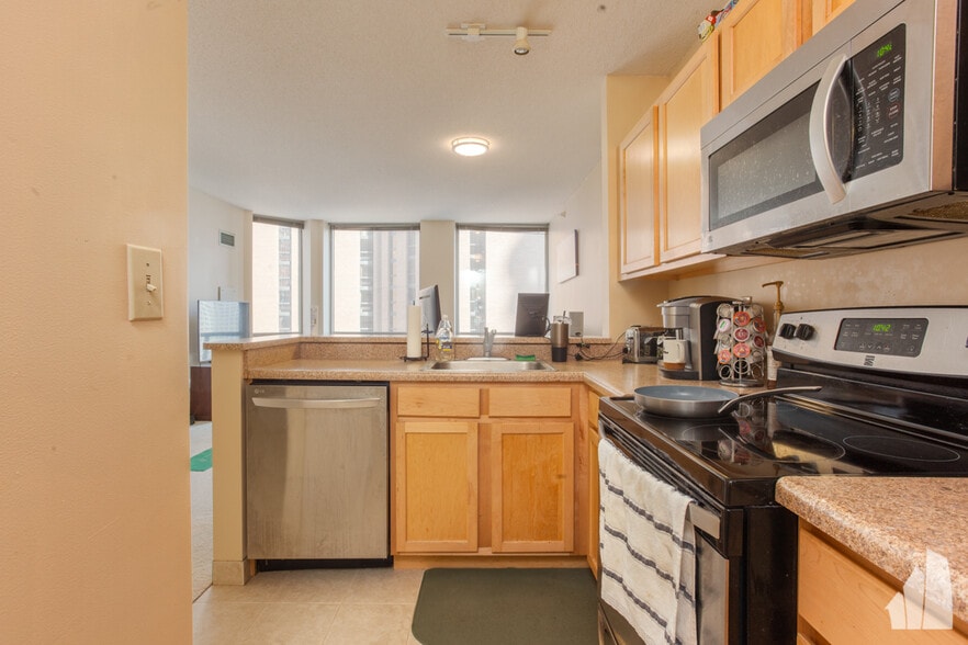 Building Photo - 222 N Columbus Dr