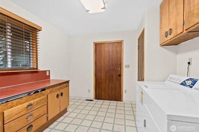 Building Photo - 501 N Oak St
