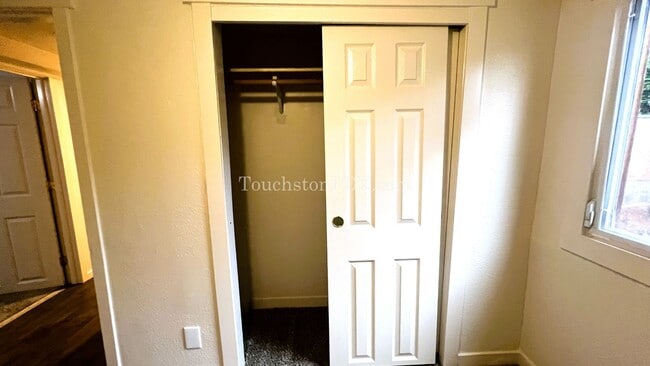 Building Photo - Large 2 Bed / 1 Bonus Room in the Brooklyn Neighborhood off SE Milwaukie Ave.