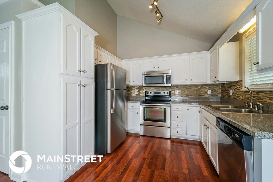 Building Photo - 10116 Greenfield Woods Cir