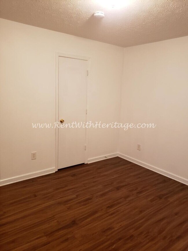 Building Photo - GREAT ONE LEVEL TOWNHOME / END UNIT / POPULAR DOWNTOWN VILLA RICA AREA / CAN WALK TO SHOPPING AND...