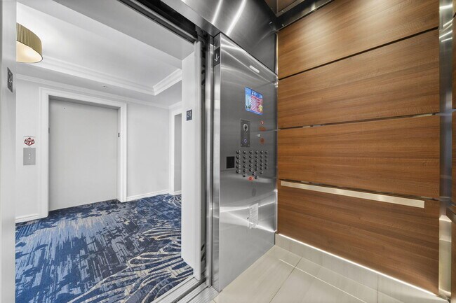 Building Photo - 347 N New River Dr E