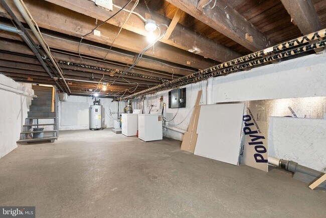 Building Photo - 345 Hall St